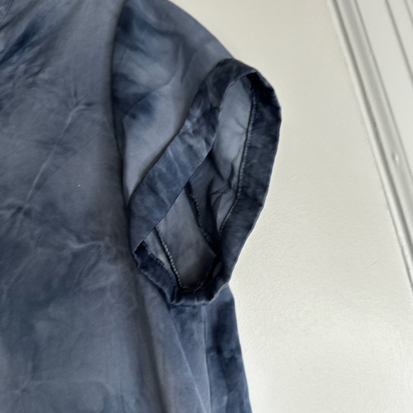 Women's Simply Vera Wang Shirred Neck Blouse. Blue Tie Dye. Button. Soft. Sz: S - Picture 9 of 15